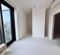 Na PREDAJ | 2 izb. ateliér | Prístavná ulica - Interiér 2-izbového bytu s veľkými oknami a podlahou s dreveným dekorom.