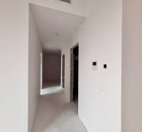 Na PREDAJ | 2 izb. ateliér | Prístavná ulica - Chodba v 2-izbovom byte s bielymi stenami a vstavaným ovládacím panelom.