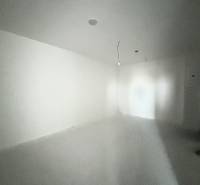 Na PREDAJ | 2 izb. ateliér | Prístavná ulica - Prázdna miestnosť s bielymi stenami a podlahou, bez nábytku, v 2-izbovom byte.