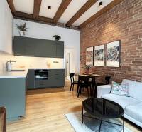 Exkluzívne | Na predaj výnimočný 2i byt pri Trnavskom mýte  - V 2-izbovom byte na Vajnorskej s tehlovou stenou a modernými trámami je útulný interiér.