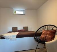 Prenájom komplet prerobený a zariadený  RD 3 izb. Blatné  - Spálňa v rodinnom dome s jednoduchým lôžkom a pohodlným kreslom.