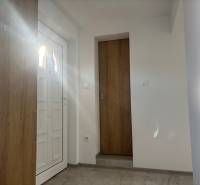 Prenájom komplet prerobený a zariadený  RD 3 izb. Blatné  - Interiér rodinného domu s bielymi dverami a podlahou s dreveným dekorom.