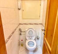 Na predaj – svetlý 2-izbový byt s loggiou a garážou | Bratislava - Kúpeľňa v 2-izbovom byte s toaletou a keramickými dlaždicami.