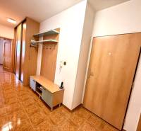 Na predaj – svetlý 2-izbový byt s loggiou a garážou | Bratislava - Vstupná chodba v 2-izbovom byte s dreveným dekorom a úložným priestorom.