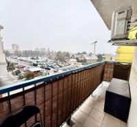 Na predaj – svetlý 2-izbový byt s loggiou a garážou | Bratislava - Balkón 2-izbového bytu na Kazanskej ulici v Bratislave - Podunajských Biskupiciach s výhľadom na mesto.