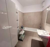 Na prenájom kompletne zariadený 2i byt s parkingom, Nový Ružinov - Kúpeľňa v 2-izbovom byte s vaňou, umývadlom a svetlými dlaždicami.