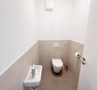 Na prenájom kompletne zariadený 2i byt s parkingom, Nový Ružinov - Samostatná toaleta v 2-izbovom byte so svetlými obkladmi a umývadlom.