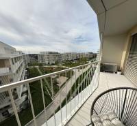 Na prenájom kompletne zariadený 2i byt s parkingom, Nový Ružinov - Balkón v 2-izbovom byte na Bajkalskej ulici v Bratislave - Ružinove.