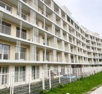 Na prenájom kompletne zariadený 2i byt s parkingom, Nový Ružinov - Bytový dom na Bajkalskej, Bratislava - Ružinov, s balkónmi a oplotením.