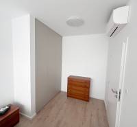 Na prenájom kompletne zariadený 2i byt s parkingom, Nový Ružinov - Interiér izby v 2-izbovom byte s podlahou s dreveným dekorom a vstavanou skriňou.