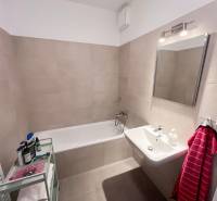 Na prenájom kompletne zariadený 2i byt s parkingom, Nový Ružinov - Kúpeľňa v 2-izbovom byte s vaňou, umývadlom a zrkadlom.