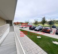 Na prenájom kompletne zariadený 2i byt s parkingom, Nový Ružinov - Schody vedúce k bytovému domu na Bajkalskej, Bratislava - Ružinov, s parkovacími státiami.