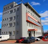 **BEZ PROVÍZIE**PRENÁJOM KANCELÁRSKYCH PRIESTOROV NA TRENČIANSKEJ UL.* - Kancelárska budova na Trenčianskej ulici v Bratislave - Ružinove s parkoviskom.