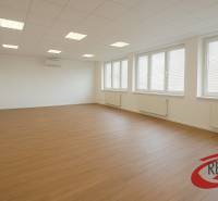 **BEZ PROVÍZIE**PRENÁJOM KANCELÁRSKYCH PRIESTOROV NA TRENČIANSKEJ UL.* - Priestranné kancelárie s podlahou s dreveným dekorom a klimatizáciou.