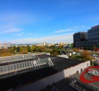 **BEZ PROVÍZIE**PRENÁJOM KANCELÁRSKYCH PRIESTOROV NA TRENČIANSKEJ UL.* - Pohľad na kancelárske budovy na Trenčianskej ulici v Bratislave - Ružinove.