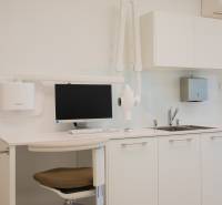 Kompletne zariadená ambulancia, Záhorská Bystrica - Zubná ordinácia s monitorom, umývadlom a prístrojmi, ideálne pre obchodné priestory v lokalite.