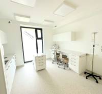 Kompletne zariadená ambulancia, Záhorská Bystrica - Zdravotnícka miestnosť s bielym nábytkom, stoličkami a oknom na Kunovskej ulici.