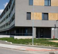 Kompletne zariadená ambulancia, Záhorská Bystrica - Budova s obchodnými priestormi na ulici Kunovská, moderná architektúra a prechádzka.