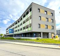 Kompletne zariadená ambulancia, Záhorská Bystrica - Budova na ulici Kunovská s obchodnými priestormi a parkoviskom na prednej strane.