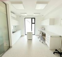 Kompletne zariadená ambulancia, Záhorská Bystrica - Moderná miestnosť v obchodných priestoroch na ulici Kunovská, s nábytkom a osvetlením.