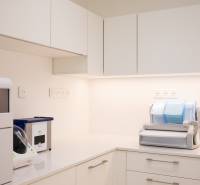 Kompletne zariadená ambulancia, Záhorská Bystrica - Kuchyňa s modernými elektrospotrebičmi, bielymi skrinkami; vhodné pre obchodné priestory.