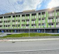 Kompletne zariadená ambulancia, Záhorská Bystrica - Budova na ulici Kunovská, kde sú obchodné priestory, farebné panelové fasády.