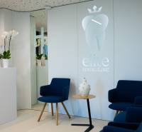 Kompletne zariadená ambulancia, Záhorská Bystrica - Čakáreň s modrými kreslami, bielym stolíkom, na ulici Kunovská v obchodných priestoroch.