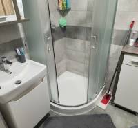 Na prenájom  1,5 izbový byt  Učňovská ulica Šaca - Kúpeľňa s rohovou sprchou, umývadlom a skrinkou v 2-izbovom byte.
