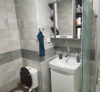 Na prenájom  1,5 izbový byt  Učňovská ulica Šaca - Kúpeľňa v 2-izbovom byte s modernými obkladmi a sprchovacím kútom.