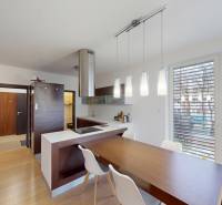 RADO I 4-izbový byt 97 m2 + loggia I Ivanka pri Dunaji  - Kuchyňa v 4-izbovom byte s podlahou s dreveným dekorom a veľkými oknami.