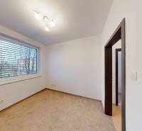 RADO I 4-izbový byt 97 m2 + loggia I Ivanka pri Dunaji  - Izba s rozsvieteným svietidlom a kobercom v 4-izbovom byte.