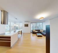 RADO I 4-izbový byt 97 m2 + loggia I Ivanka pri Dunaji  - Obývačka spojená s kuchyňou a podlahou s dreveným dekorom v 4-izbovom byte.