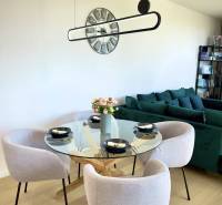 Prenájom 3-izbový byt s loggiou, SKY PARK, Bratislava - Jedálenský stôl so sklenenou doskou, mäkkými stoličkami a podlahou s dreveným dekorom v 3-izbovom byte.