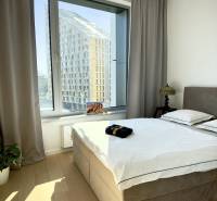 Prenájom 3-izbový byt s loggiou, SKY PARK, Bratislava - Spálňa v 3-izbovom byte so svetlými závesmi a podlahou s dreveným dekorom.