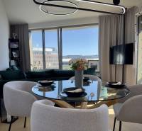 Prenájom 3-izbový byt s loggiou, SKY PARK, Bratislava - Jedálenský kút s preskleným stolom a pohodlnými kreslami, 3-izbový byt.