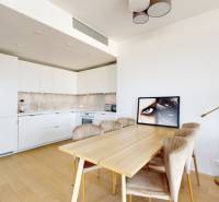 Prenájom 3-izbový byt s terasou, SKY PARK, Bratislava - Kuchyňa v 3-izbovom byte s podlahou s dreveným dekorom, jedálenským stolom a lampou.