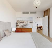 Prenájom 3-izbový byt s terasou, SKY PARK, Bratislava - Spálňa s čalúneným čelom, obrazom nad komodou a sklenenými dverami v 3-izbovom byte.