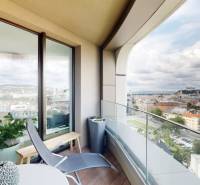 Prenájom 3-izbový byt s terasou, SKY PARK, Bratislava - Výhľad na Bratislavu zo súkromnej terasy v 3-izbovom byte, s pohodlným sedením.