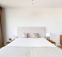 Prenájom 3-izbový byt s terasou, SKY PARK, Bratislava - Pokoj v 3-izbovom byte s veľkou posteľou, komodou a dekoratívnym obrazom.