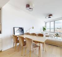 Prenájom 3-izbový byt s terasou, SKY PARK, Bratislava - Svetlá obývačka s jedálenským stolom, bielou sedačkou a výhľadom, 3-izbový byt.