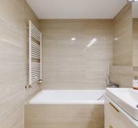 Prenájom 3-izbový byt s terasou, SKY PARK, Bratislava - Kúpeľňa s vaňou, umývadlom a zrkadlom v 3-izbovom byte.