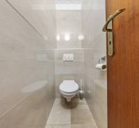 Ponúkame na predaj 3-izb.byt Vígľašská ul., Bratislava - Petržalka. - Toaletná miestnosť so závesným WC v 3-izbovom byte, béžový obklad.