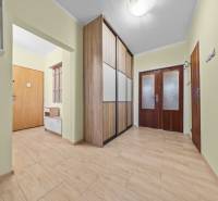Ponúkame na predaj 3-izb.byt Vígľašská ul., Bratislava - Petržalka. - Chodba so skriňou a podlahou s dreveným dekorom v 3-izbovom byte.