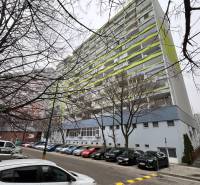 Ponúkame na predaj 3-izb.byt Vígľašská ul., Bratislava - Petržalka. - Panelový dom na Vígľašskej ulici v Bratislave - Petržalke s parkovaním popri ceste.