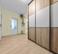 Ponúkame na predaj 3-izb.byt Vígľašská ul., Bratislava - Petržalka. - Vstupná hala v 3-izbovom byte s podlahou s dreveným dekorom a vstavanou skriňou.