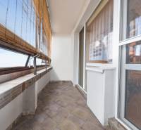 Ponúkame na predaj 3-izb.byt Vígľašská ul., Bratislava - Petržalka. - Balkón 3-izbového bytu s keramickou dlažbou a bambusovými roletami.
