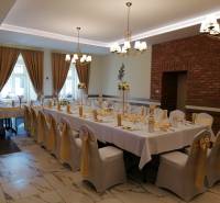 Predaj lukratívneho polyfunkčného objektu v Poprade - Veľkolepo zdobená sála v Hoteloch a penziónoch s kamenným obkladom a efektívnym osvetlením.