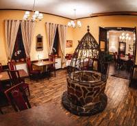 Predaj lukratívneho polyfunkčného objektu v Poprade - Hotelová a penzionová reštaurácia s krbom a podlahou s dreveným dekorom.