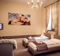 Predaj lukratívneho polyfunkčného objektu v Poprade - Izba v hoteloch a penziónoch so svietidlom, posteľou a obrazom hradu.