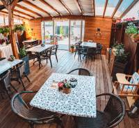 Predaj lukratívneho polyfunkčného objektu v Poprade - V Hoteloch a penziónoch s podlahou s dreveným dekorom sú stoly, stoličky a kvety.